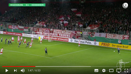 Ball-im-Fokus-Angreifer-nehmen-Anlauf.jpg