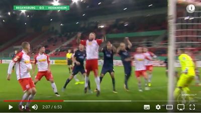 Ball-im-Fokus-Angreifer-im-Rücken.jpg